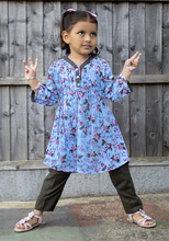Load image into Gallery viewer, Blue Floral Plated Kurti with Trouser
